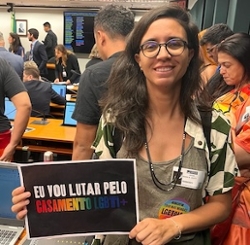 Marina Segatti holding a sign that reads, "Eu vou lutar pelo casamento LGBTI+"